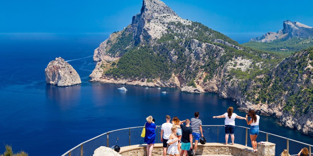 Touristen am Aussichtspunkt Mirador Es Colomer