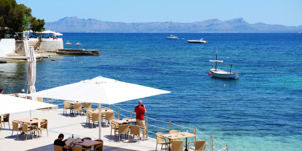 Touristen in einem Außen-Restaurant auf Mallorca